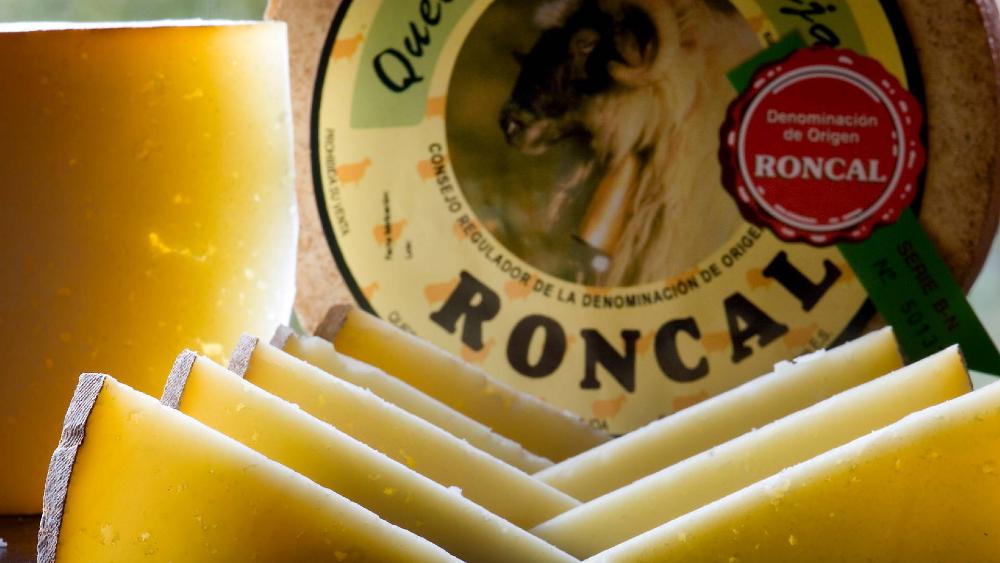 Primer plano de un queso de Roncal, con cortes triangulares